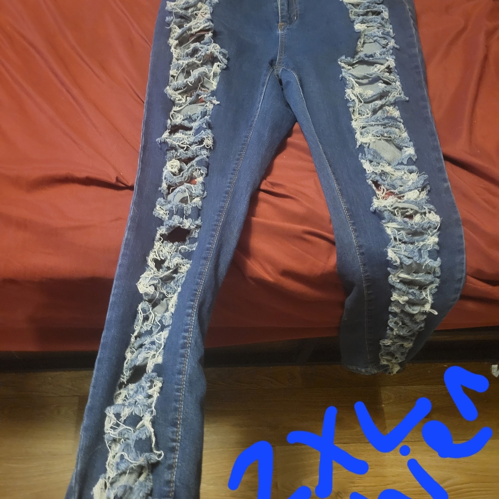 Trendy Distressed Skinny Jeans in Blue